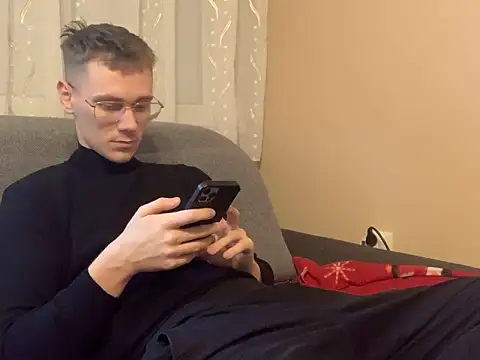 Snapshot of Honeeymaster chatting on 12.22.25 Honeeymaster online show from 12.22.25