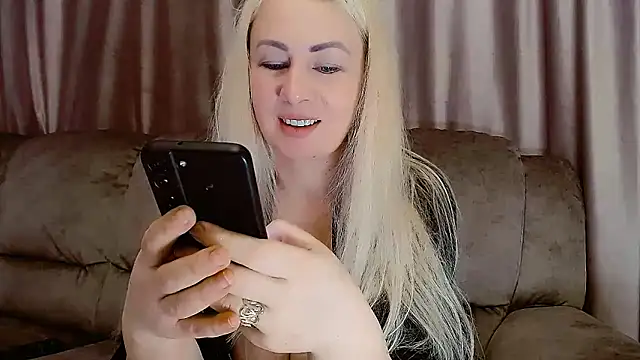Snapshot of Olesya chatting on 02.05.25 Olesya online show from 02.05.25