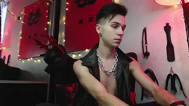 Joseph  Quinn online show from 01.05.25