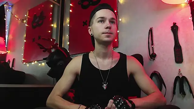 Joseph  Quinn online show from 01.08.25