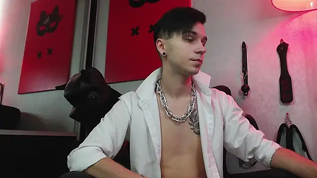 Joseph  Quinn online show from 02.05.25