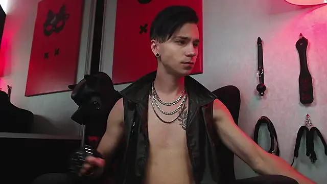 Joseph  Quinn online show from 02.21.25