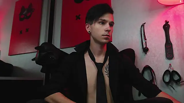 Joseph  Quinn online show from 02.27.25