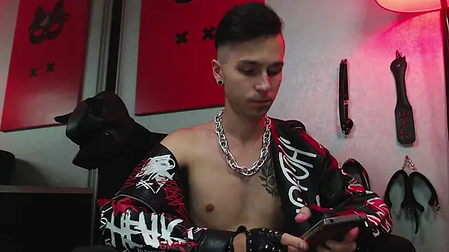 Joseph  Quinn online show from 03.10.25