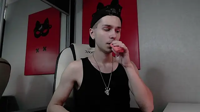 Joseph  Quinn online show from 09.20.25