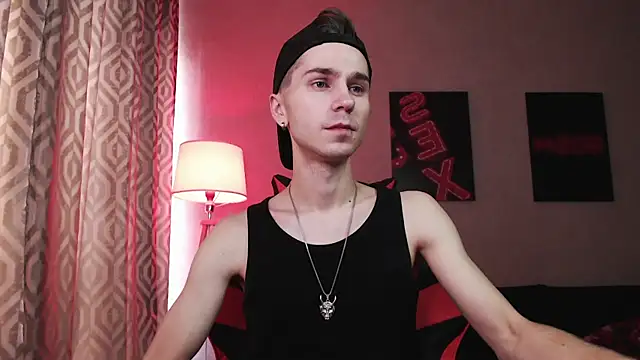 Joseph  Quinn online show from 10.18.25