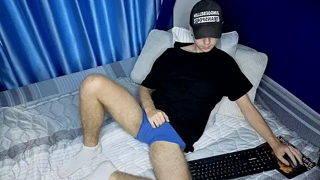 Joseph  Quinn online show from 04.25.26