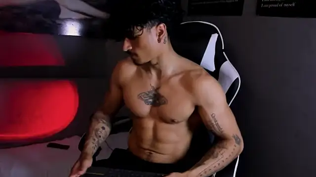 Snapshot of Thomas_Fit1 chatting on 04.20.26 Thomas Fit1 online show from 04.20.26