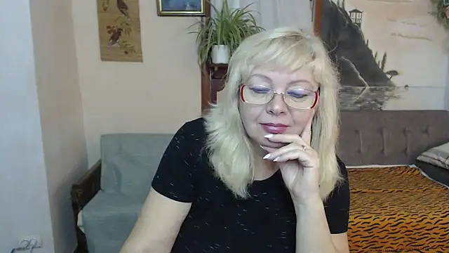 EvelynLoveShy online show from 10.30.25