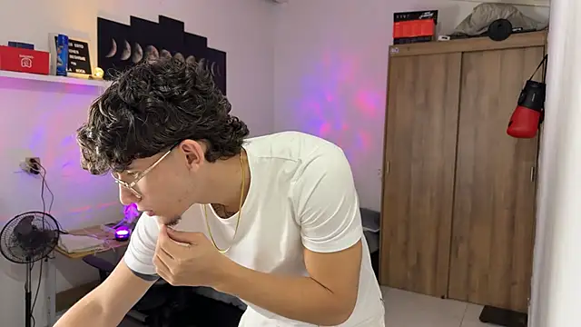 Snapshot of Kisan_Smith chatting on 11.24.25 Kisan Smith online show from 11.24.25