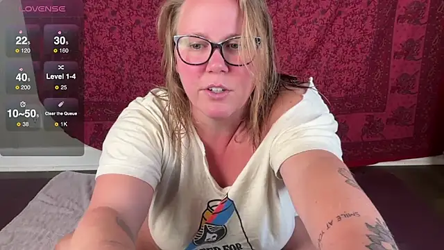 Snapshot of GlitterKitty108 chatting on 10.19.25 GlitterKitty108 online show from 10.19.25