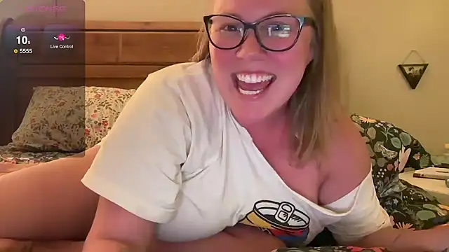 Snapshot of GlitterKitty108 chatting on 10.20.25 GlitterKitty108 online show from 10.20.25