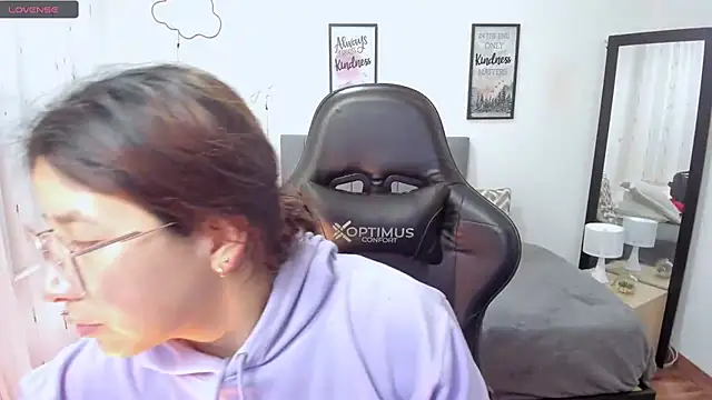 Snapshot of Amy_joones chatting on 09.18.25 Amy joones online show from 09.18.25