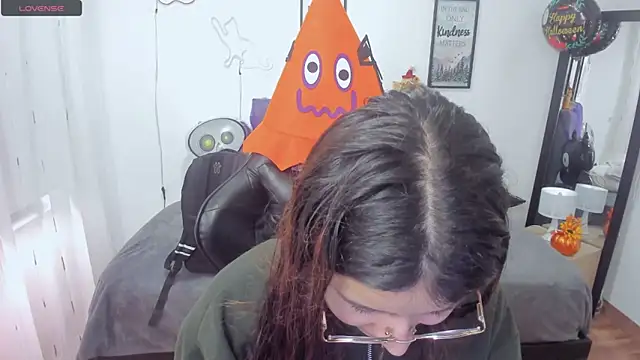 Snapshot of Amy_joones chatting on 10.29.25 Amy joones online show from 10.29.25