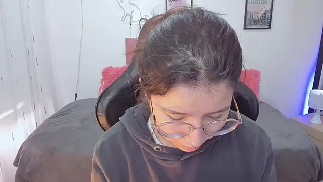 Snapshot of Amy_joones chatting on 11.10.25 Amy joones online show from 11.10.25