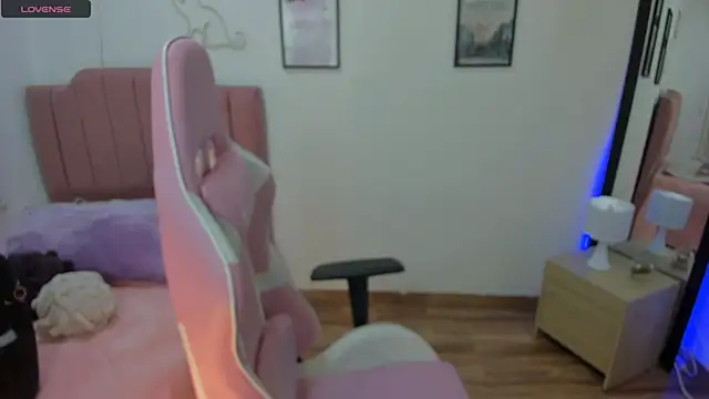 Snapshot of Amy_joones chatting on 11.18.25 Amy joones online show from 11.18.25