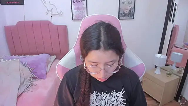 Snapshot of Amy_joones chatting on 11.21.25 Amy joones online show from 11.21.25