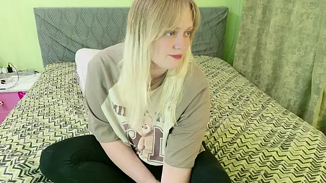 Snapshot of Kira_Miler chatting on 06.18.26 Kira Miler online show from 06.18.26