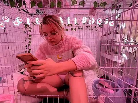 Snapshot of LaskaLeRoomba chatting on 09.28.25 LaskaLeRoomba online show from 09.28.25