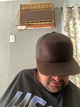 Snapshot of Miguel16i chatting on 02.04.25 Miguel16i online show from 02.04.25