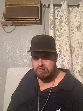 Snapshot of Miguel16i chatting on 02.25.25 Miguel16i online show from 02.25.25