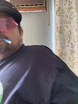 Snapshot of Miguel16i chatting on 03.04.25 Miguel16i online show from 03.04.25