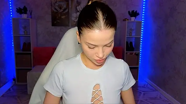 Snapshot of EmmyMills chatting on 05.24.26 EmmyMills online show from 05.24.26