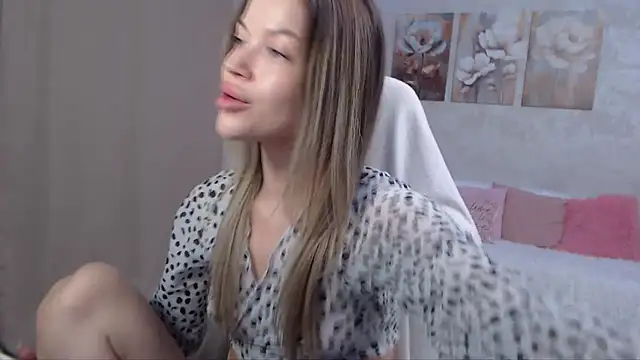 Snapshot of EmmyMills chatting on 07.18.26 EmmyMills online show from 07.18.26