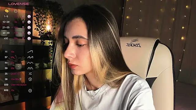 Snapshot of DarlaLike chatting on 11.15.25 DarlaLike online show from 11.15.25