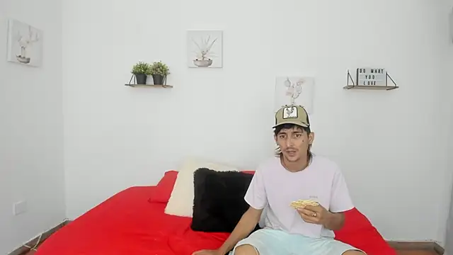 Snapshot of Zamu_1992 chatting on 02.15.25 Zamu 1992 online show from 02.15.25