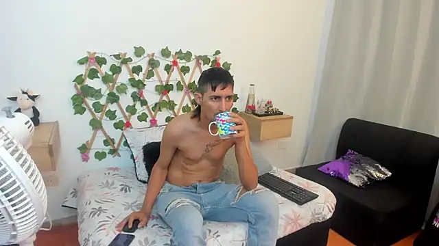 Snapshot of Zamu_1992 chatting on 02.28.25 Zamu 1992 online show from 02.28.25