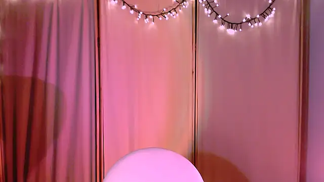 Snapshot of Malinax chatting on 12.16.24 Malinax online show from 12.16.24