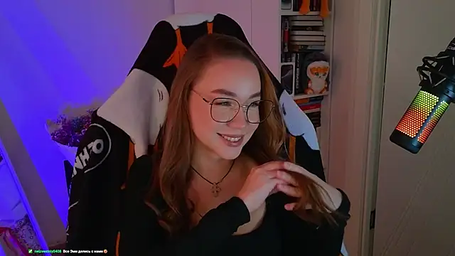 Snapshot of Emili1- chatting on 03.10.25 Emili1- online show from 03.10.25