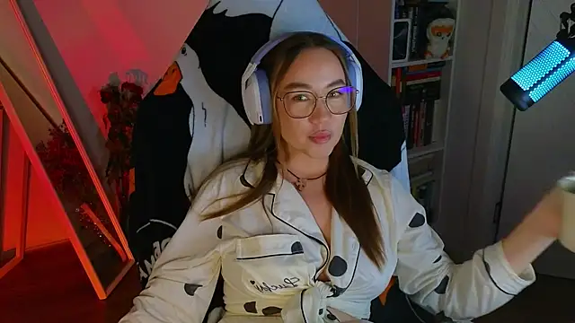 Snapshot of Emili1- chatting on 03.15.25 Emili1- online show from 03.15.25