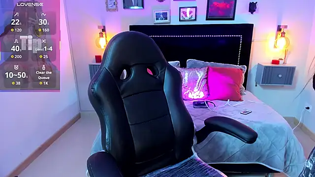 Charlotte  Benett online show from 11.29.25