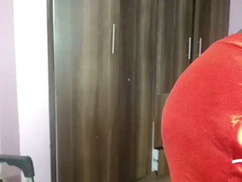 Snapshot of massive_squirts chatting on 10.31.25 massive squirts online show from 10.31.25