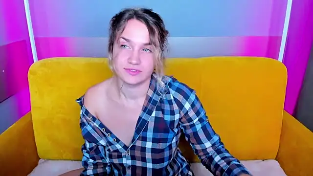 Snapshot of Milka_Blond chatting on 10.21.25 Milka Blond online show from 10.21.25