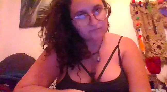 Snapshot of juicyrubies chatting on 12.28.24 juicyrubies online show from 12.28.24