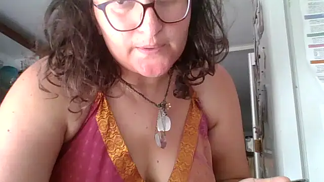 Snapshot of juicyrubies chatting on 10.05.25 juicyrubies online show from 10.05.25