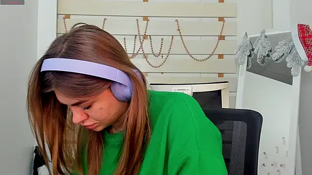 Snapshot of Josephine_Kiss chatting on 12.20.24 Josephine Kiss online show from 12.20.24