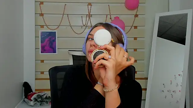 Snapshot of Josephine_Kiss chatting on 02.14.25 Josephine Kiss online show from 02.14.25