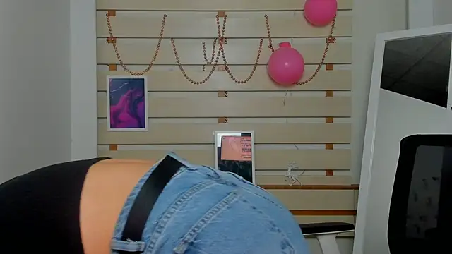 Snapshot of Josephine_Kiss chatting on 02.14.25 Josephine Kiss online show from 02.14.25