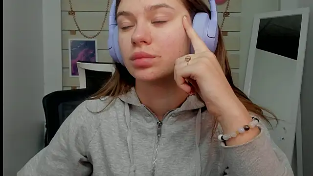 Snapshot of Josephine_Kiss chatting on 02.25.25 Josephine Kiss online show from 02.25.25