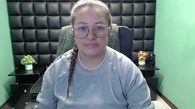 SaraThomso online show from 02.21.25