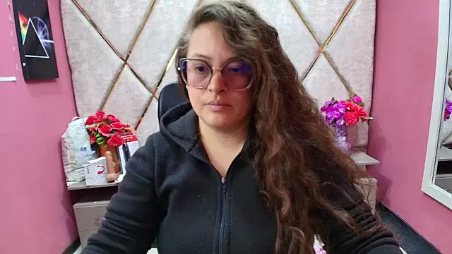 SaraThomso online show from 12.22.25