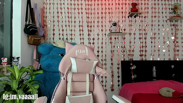 Snapshot of lucyy_tay chatting on 10.04.25 lucyy tay online show from 10.04.25