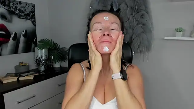 HelenLuxx online show from 01.26.25