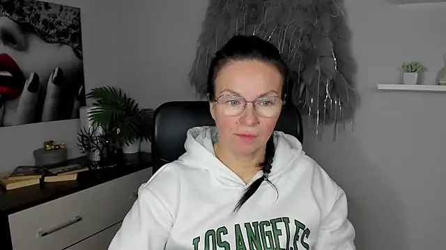 HelenLuxx online show from 01.27.25