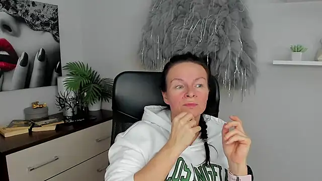 HelenLuxx online show from 01.27.25