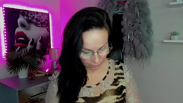 HelenLuxx online show from 02.15.25